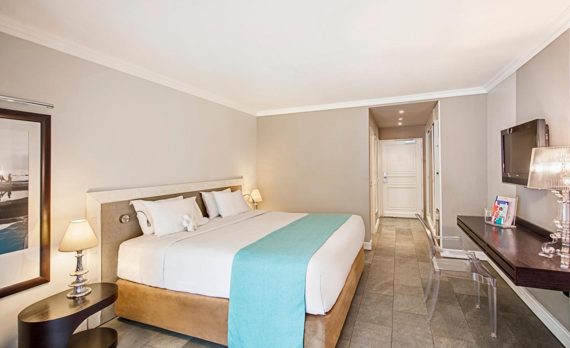 Lux* Saint Gilles Resort Exterior photo A room at the hotel
