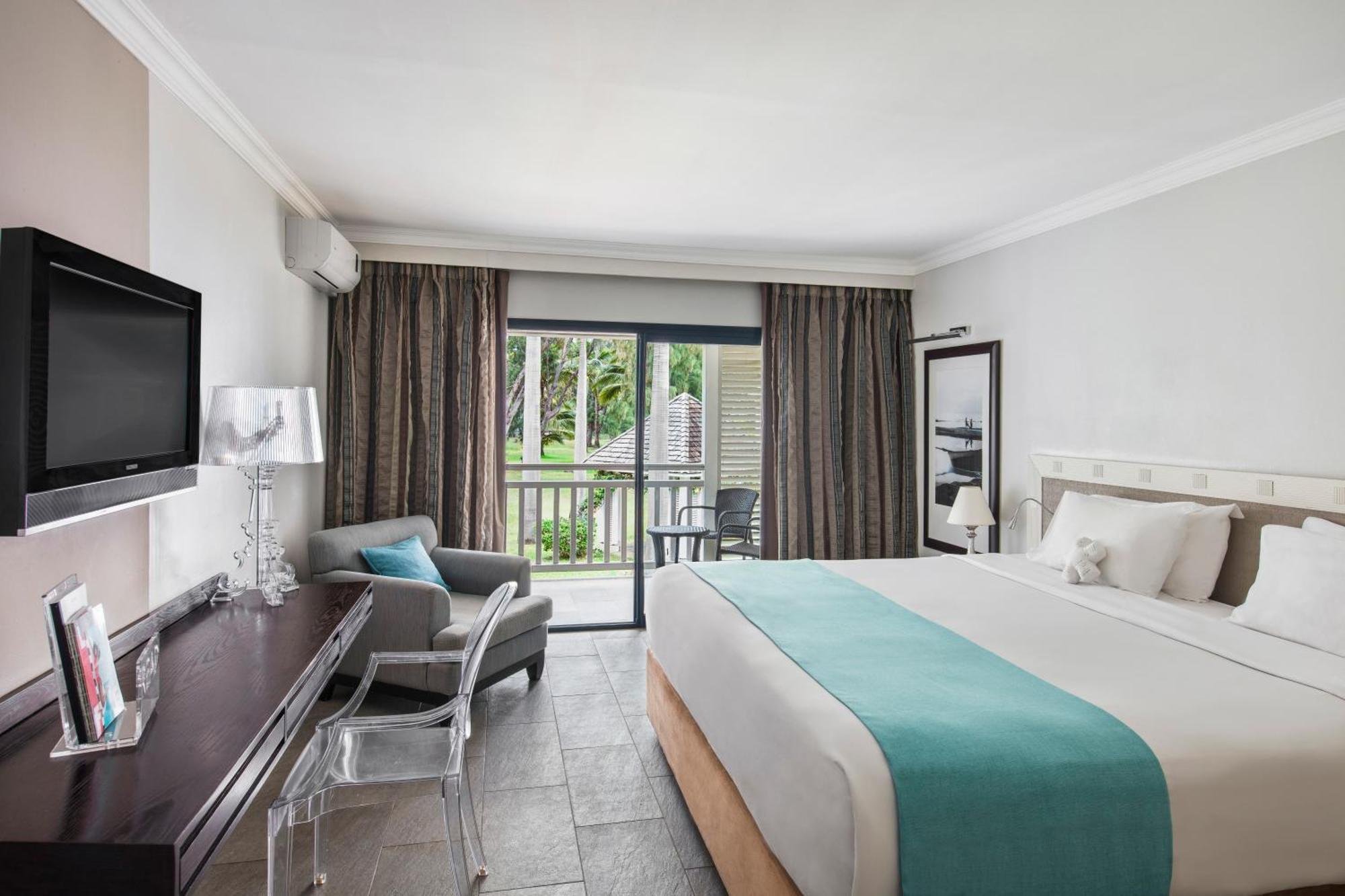 Lux* Saint Gilles Resort Exterior photo A room at the Hilton San Diego Bayfront