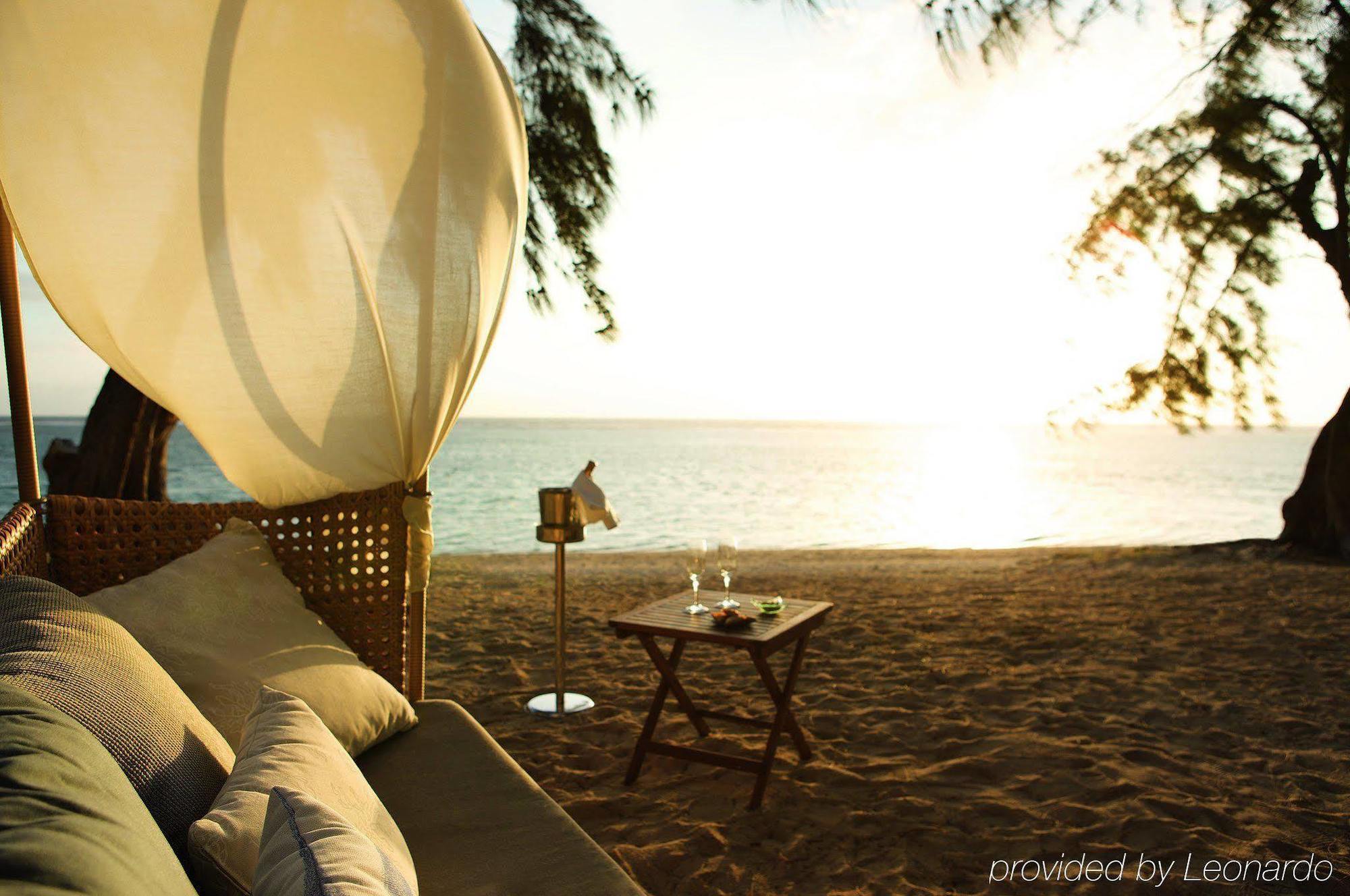 Lux* Saint Gilles Resort Room photo Sunset at the beach