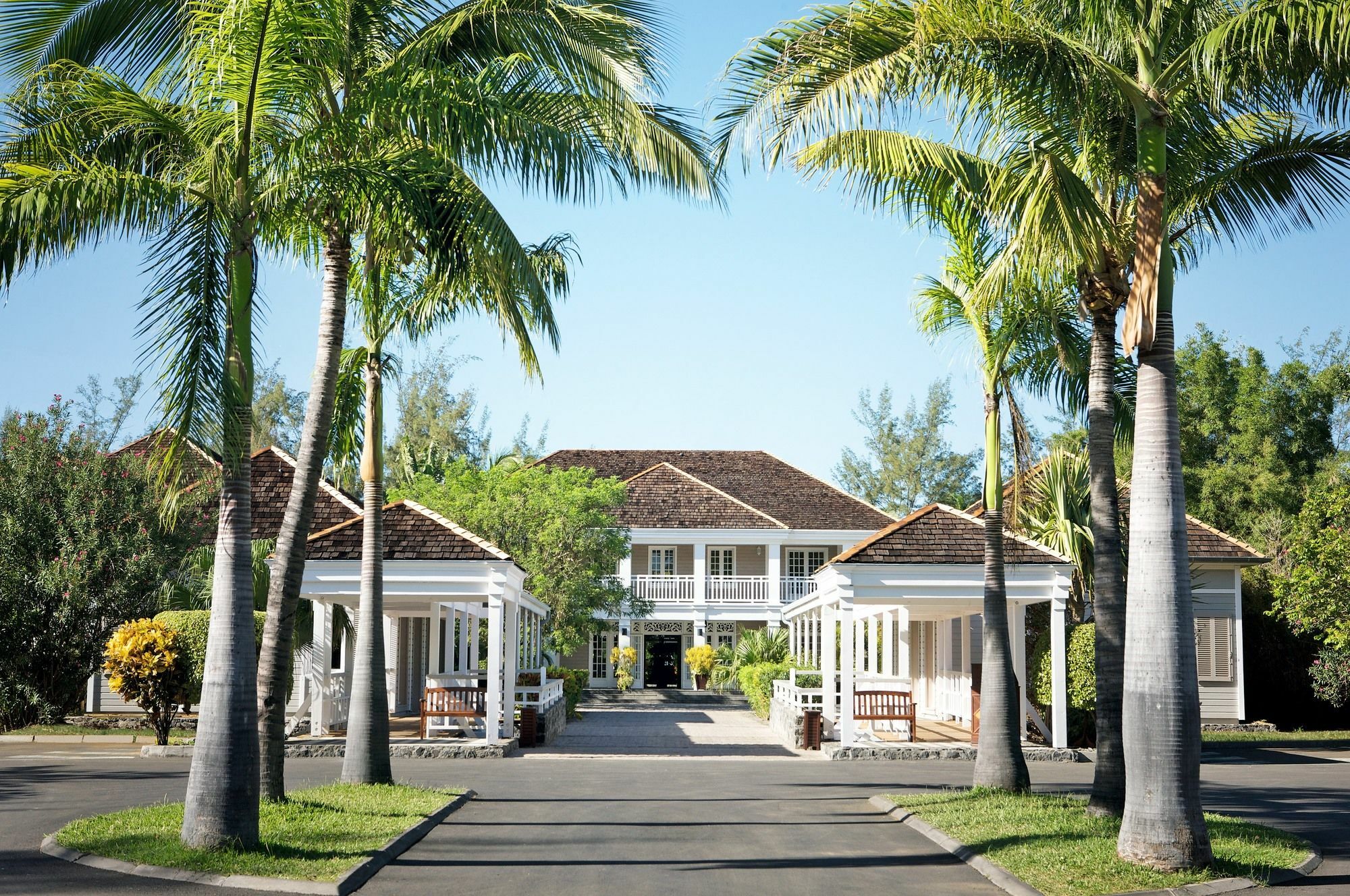 Lux* Saint Gilles Resort Exterior photo The entrance to the hotel