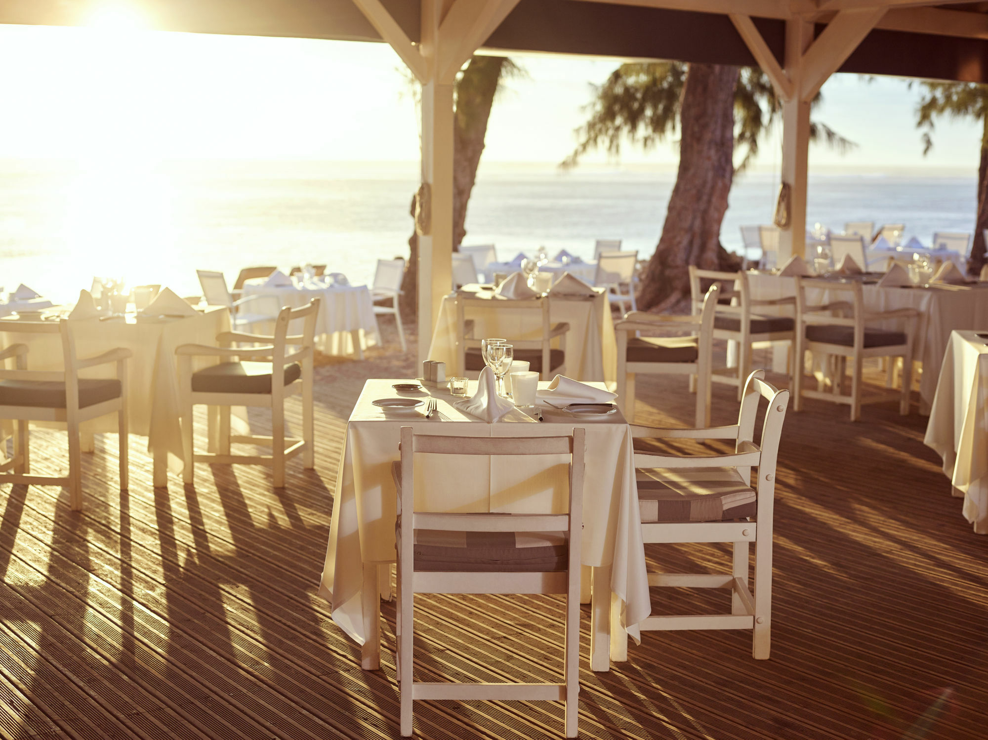 Lux* Saint Gilles Resort Exterior photo Restaurant at the resort